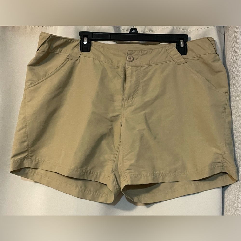 Never worn Women’s Columbia khaki shorts.